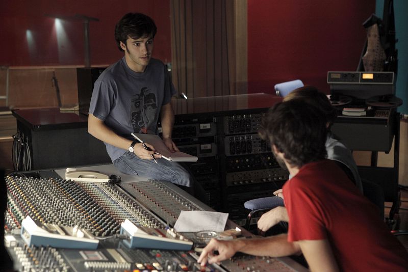 En el estudio de grabación, "Rosa Chillón" graban un nuevo tema y parece que Carlos va a convertirse en el nuevo letrista del grupo.