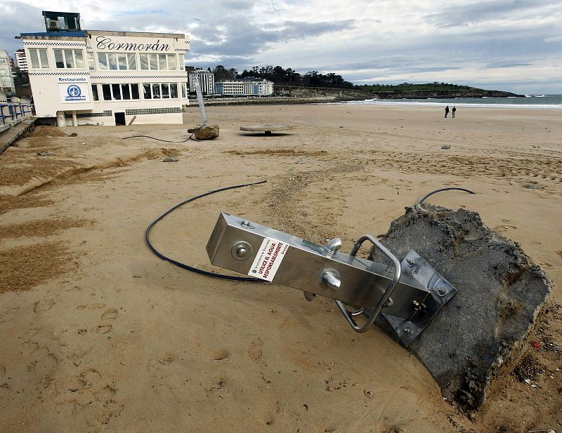 Una ducha arrancada de cuajo en la playa del Sardinero (Santander). El Ayuntamiento de Santander solicitará este martes a la administración central la declaración de zona catastrófica para las áreas afectadas por el temporal de este fin de semana