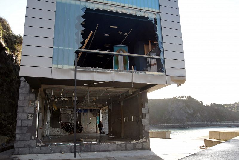 Aspecto del Museo del Calamar Gigante de Luarca destrozado tras el fuerte oleaje. El temporal marítimo de las últimas horas ha provocado olas de hasta nueve metros en la costa asturiana y ha causado numerosos daños en el litoral del Principado.