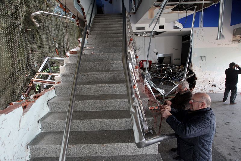 Interior del Museo del Calamar Gigante de Luarca destrozado tras el fuerte oleaje.