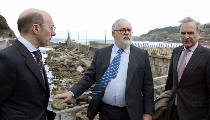 El ministro de Agricultura, Alimentación y Medio Ambiente, Miguel Arias Cañete unto al delegado del gobierno en el País Vasco, Carlos Urquijo  y el subdelegdo del gobierno en Vizcaya, Ignacio Erice durante su visita a la localidad vizcaína de Bakio p