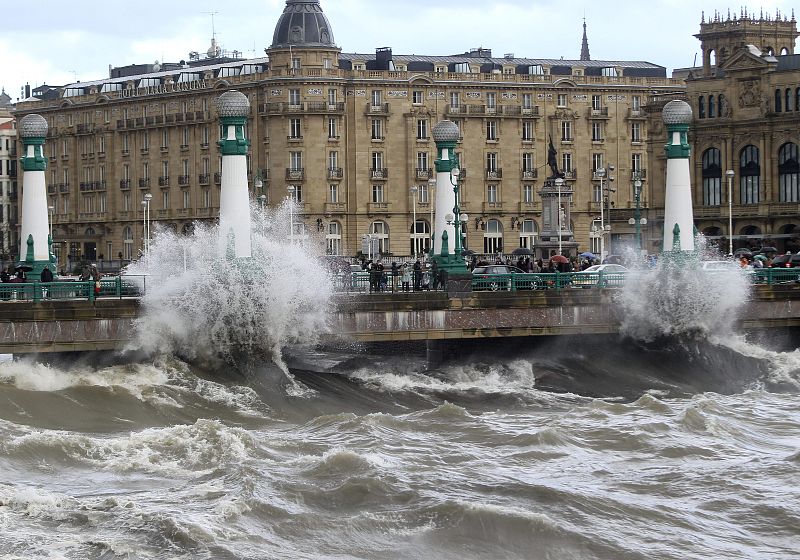 San Sebastián continúa este martes en alerta naranja por fenómenos costeros.