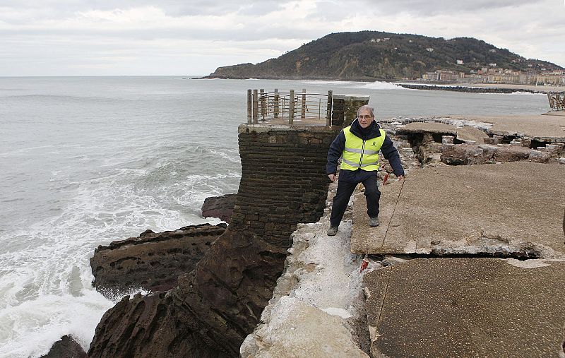 Un técnico observa los daños ocasionados en el Paseo Nuevo de San Sebastián, como consecuencia del temporal que ha afectado a varios municipios de la costa vasca.