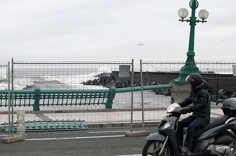 Daños en el puente del Kursaal de San Sebastián causados por el temporal