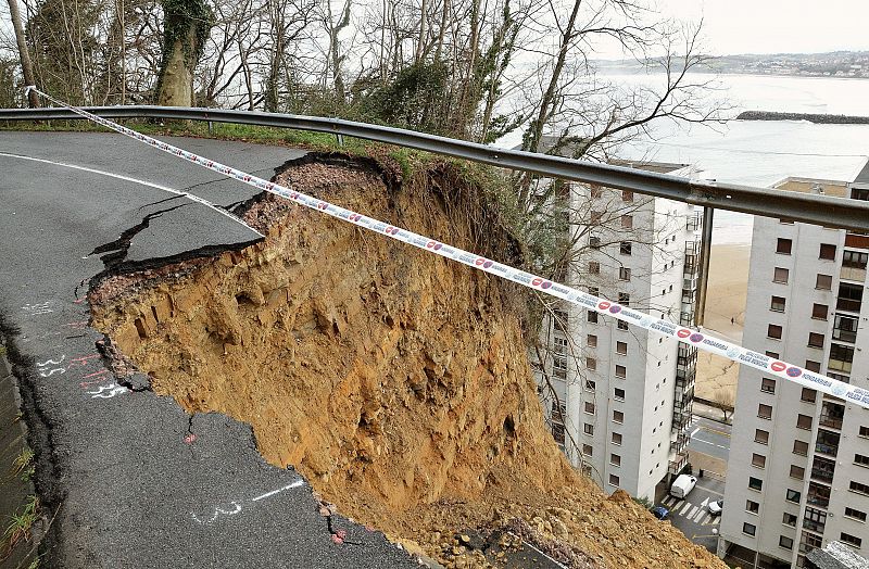 La carretera de la localidad guipuzcoana de Hondarribia destrozada