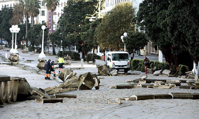 Efectos del temporal en Galicia, con cuantiosos daños en el mobiliario urbano