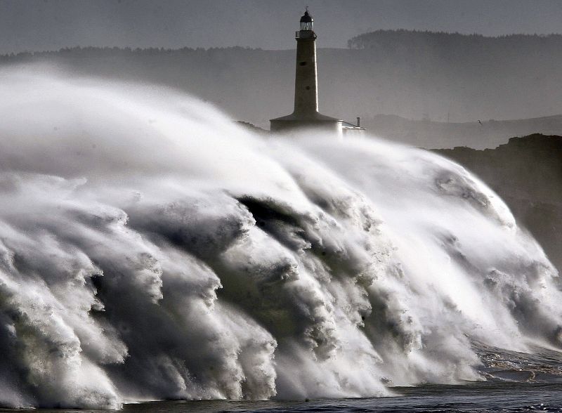 Olas de más 10 metros dejan daños en parques y edificios de Santander