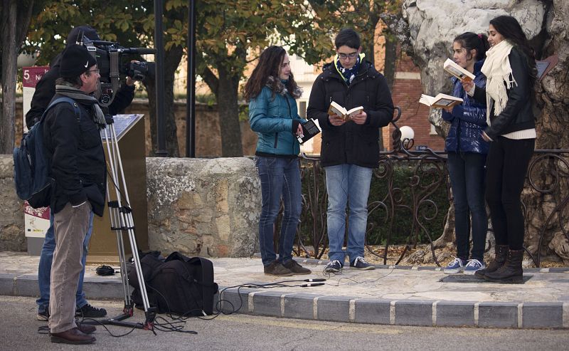 Grabando en Soria a alumnos leyendo junto a un árbol