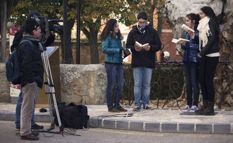 Grabando en Soria a alumnos leyendo junto a un árbol