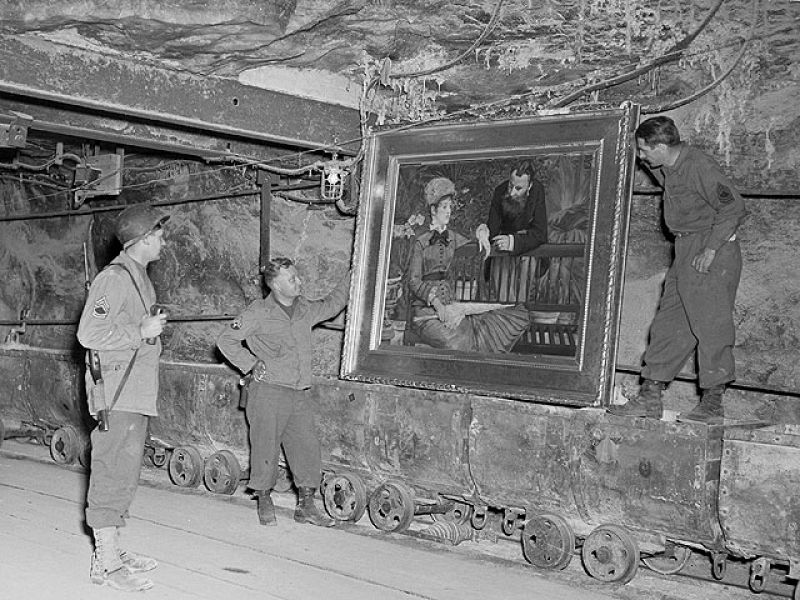 Tres soldados junto a un cuadro de Manet, descubierto en las minas de Merkers