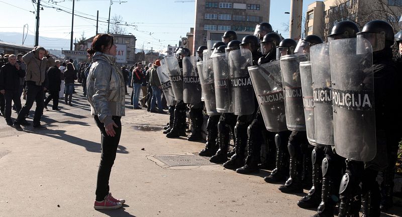 DECENAS DE HERIDOS EN SARAJEVO EN EL ASALTO A UNA SEDE DEL GOBIERNO