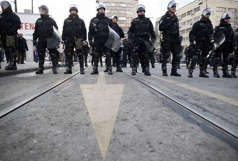 La policía bosnia toma posiciones en Sarajevo ante las protestas contra el Gobierno