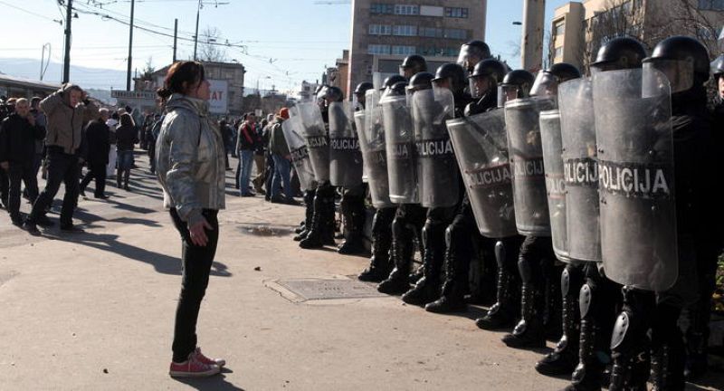 DECENAS DE HERIDOS EN SARAJEVO EN EL ASALTO A UNA SEDE DEL GOBIERNO