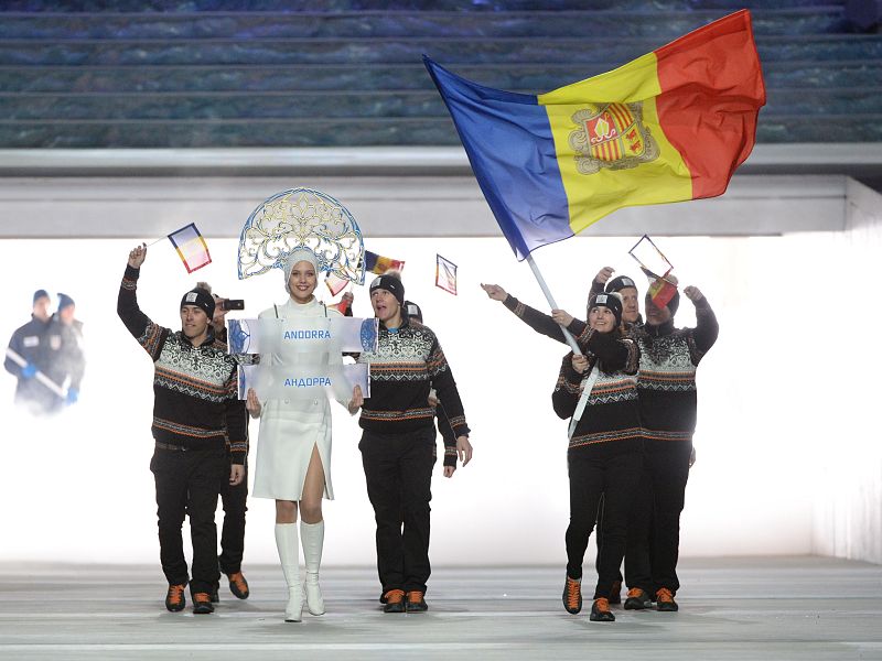 El pequeño equipo de Andorra, en pleno desfile.