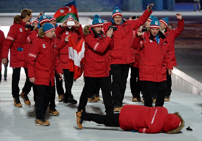 Un miembro del equipo de Austria se ha caido al suelo después de dar un traspiés.
