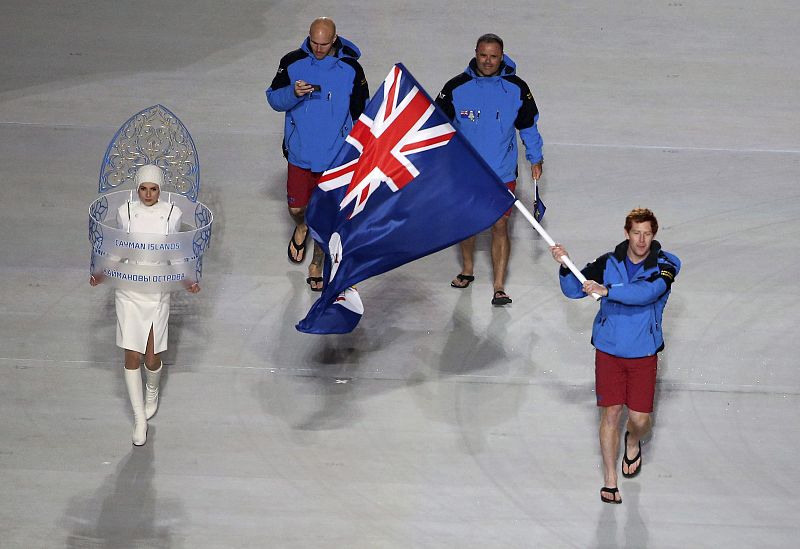 El equipo olímpico de Islas Caimán, con Dow Travers como abanderado, entra en chanclas.