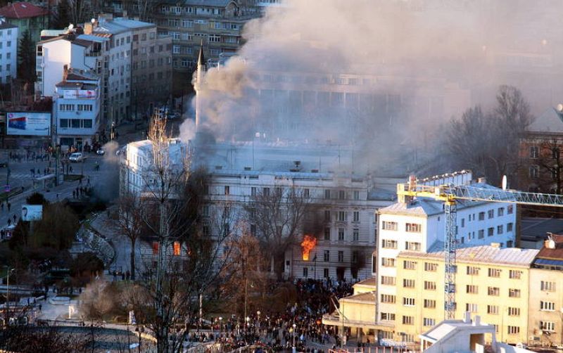 LOS MANIFESTANTES ATACAN EN SARAJEVO LA SEDE DE LA PRESIDENCIA BOSNIA