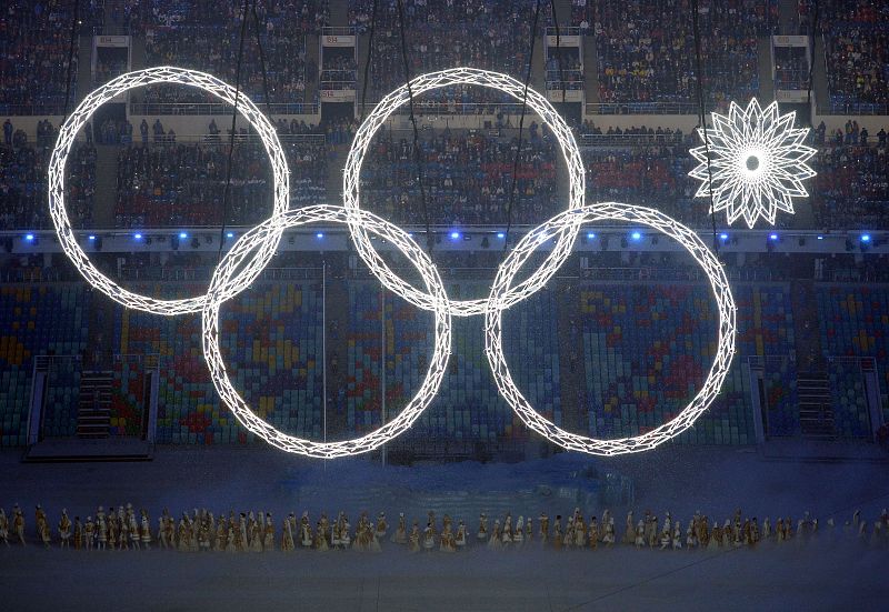 Durante la ceremonia ha habido un fallo muy visible: una de las cinco estrellas que debía convertirse en aro olímpico no lo ha hecho.