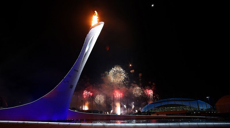 La llama olímpica, iluminando por fin el cielo de Sochi.