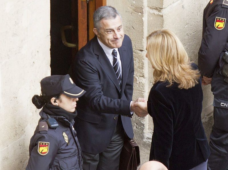 La infanta Cristina saluda a su abogado, Jesús María Silva (c), a su llegada a los juzgados de Palma.