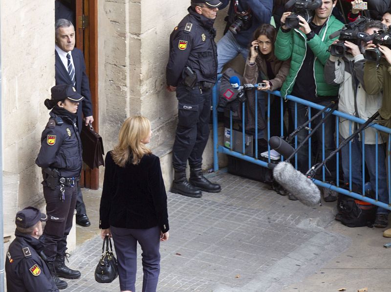 La infanta Cristina ha recorrido unos metros a pie hasta la puerta del edificio judicial.