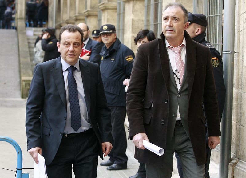 Los fiscales anticorrupción Pedro Horrach (i) y Miguel Angel Subirán, a su llegada a los juzgados.