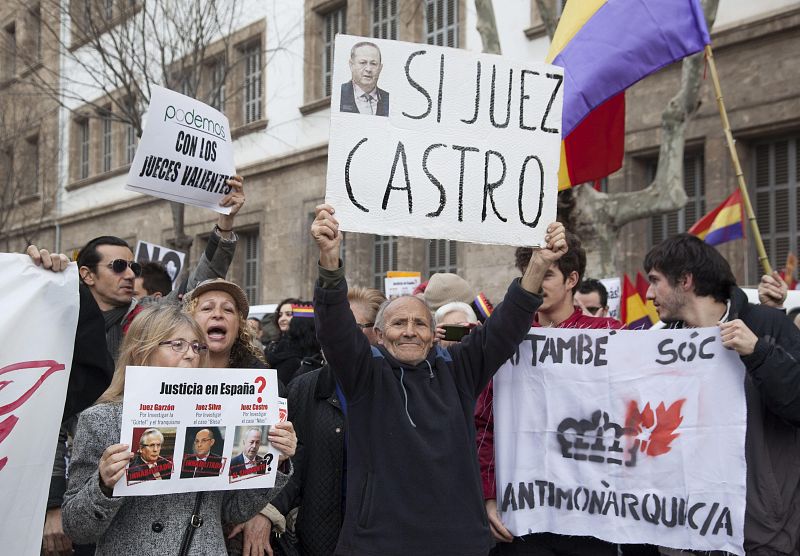 Los concentrados han coreado lemas a favor del juez como "Castro, amigo, el pueblo está contigo" y "No diga justicia, diga Castro"..