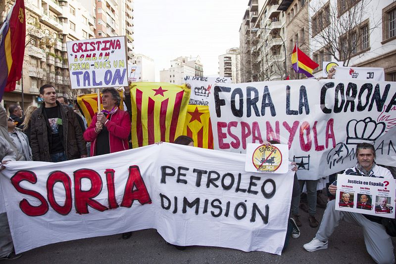 Activistas de Ibiza contrarios a las prospecciones petroleras y manifestantes convocados por Assemblea Republicana de Mallorca se concentran en Palma.