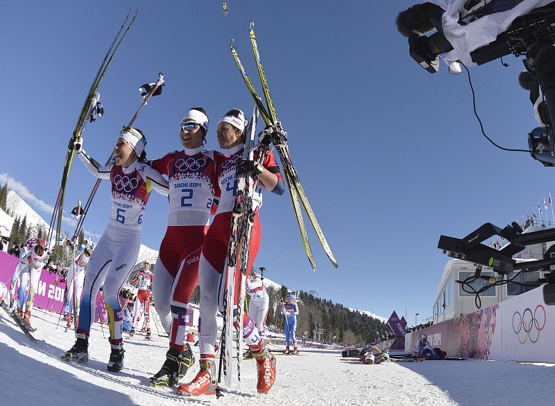 La sueca Charlotte Kalla, y las noruegas Marit Bjoergen and Heidi Weng celebran el triunfo en el skiathlon.