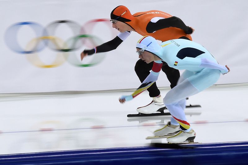 El holandés Jan Blokhuijsen y el belga Bart Swings, en la final de patinaje de velocidad.