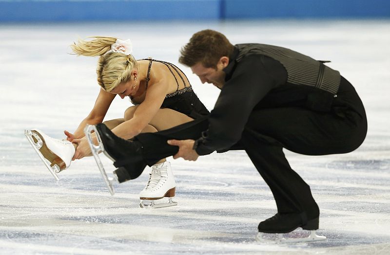 La pareja canadiense de patinadores Kirsten Moore-Towers y Dylan Moscovitch