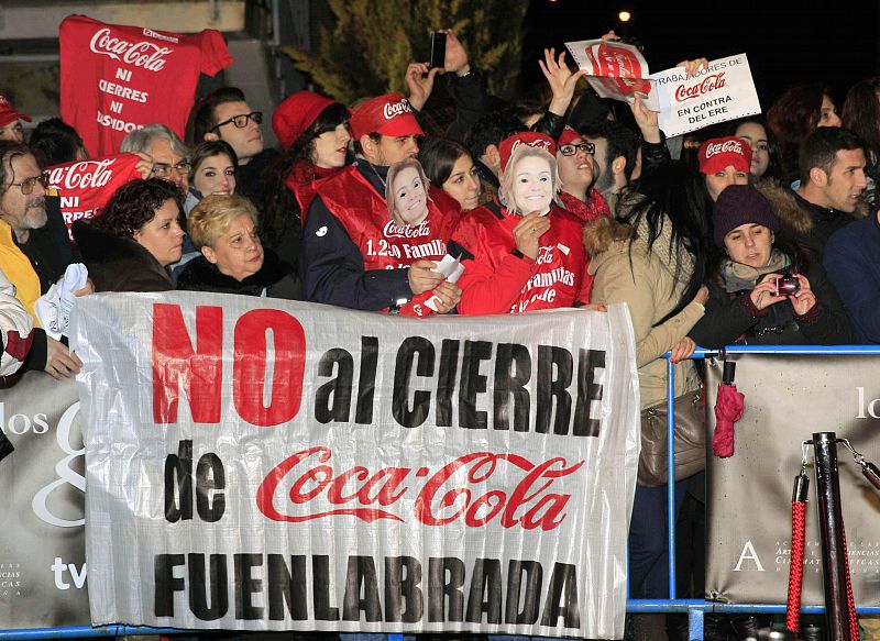 Trabajadores de Coca-Cola protestan a la entrada del Hotel Auditorium de Madrid, donde hoy se celebra la gala de la 28 edición de los Premios Goya