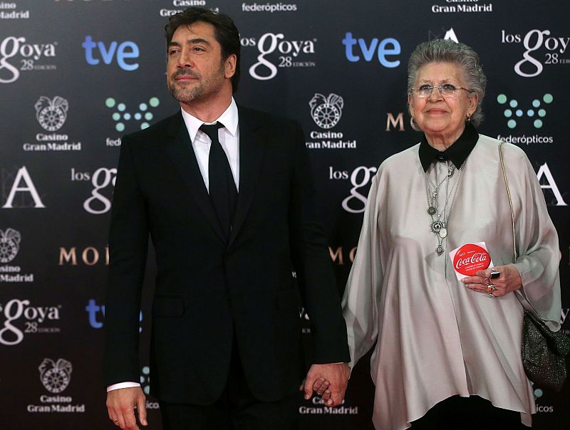 El actor Javier Bardem con su madre, la también actriz Pilar Bardem, a su llegada a la gala de entrega de los Premios Goya.