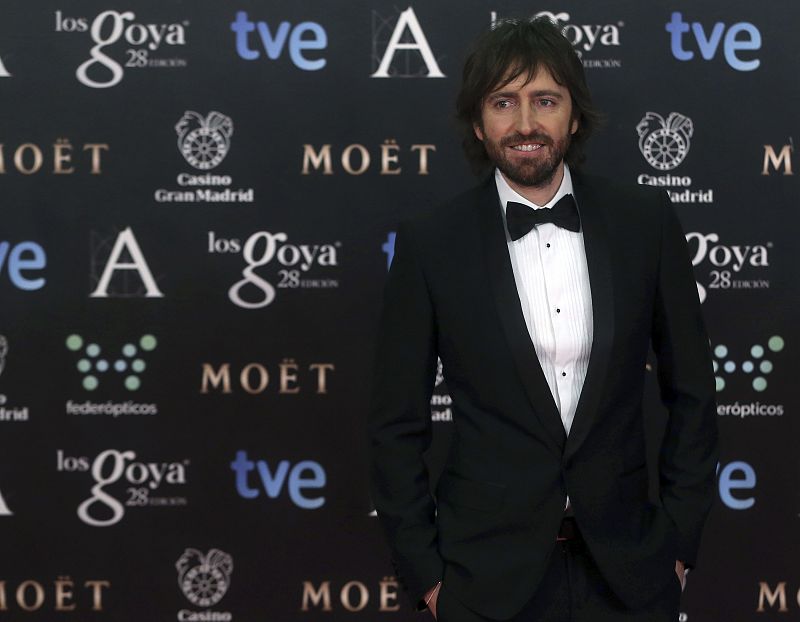 El director Daniel Sánchez Arévalo, nominado a Mejor Director por 'La Gran Familia Española', en la alfombra roja con esmoquin de Doce & Gabbana.