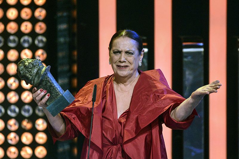 La veterana actriz Terele Pávez,muy emocionada, ha reccogido el Goya a Mejor Actriz de Reparto por su papel en 'Las brujas de Zugarramurdi'.