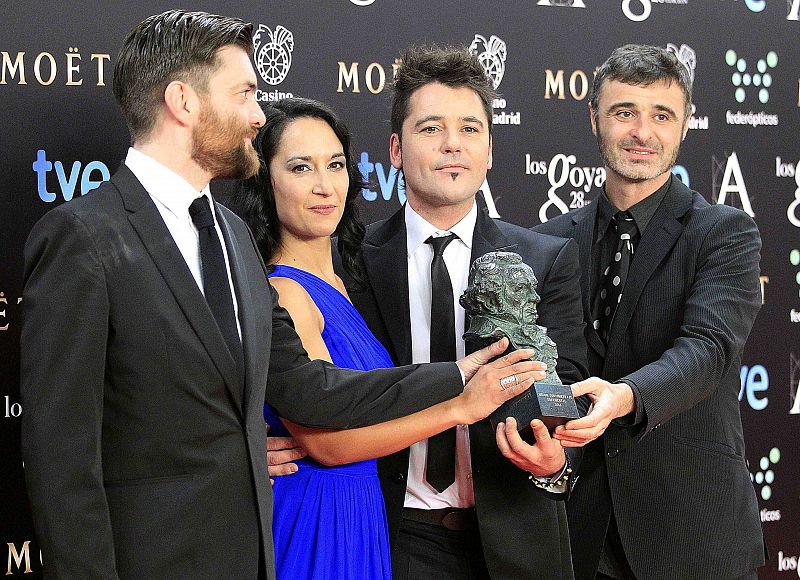El realizador Raúl de la Fuente, ganador del Goya a Mejor Corto documental, posa junto a su equipo del corto 'Minerita'.