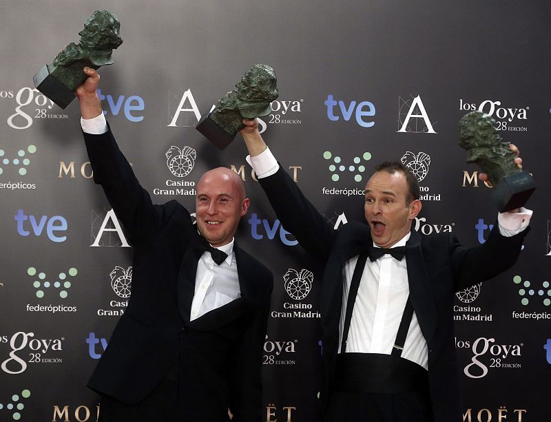 Los ingenieros de sonido Nicolas de Poulpiquet y Charly Schmukler, con sus Premios Goya por Mejor Sonido por 'Las Brujas de Zugarramurdi'.
