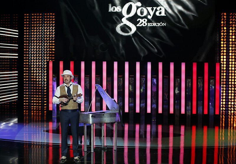 El actor Alex O'Doherty actuando durante la gala de los Premios Goya 2014.