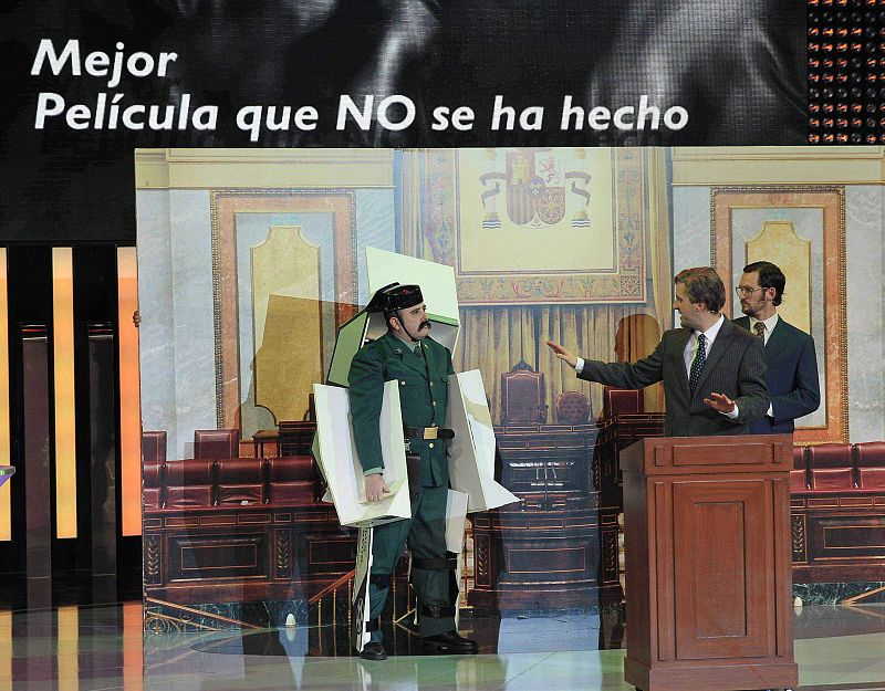 Ernesto Sevilla da el premio a la mejor película que nunca se ha hecho en la Gala de los Goya 2014.
