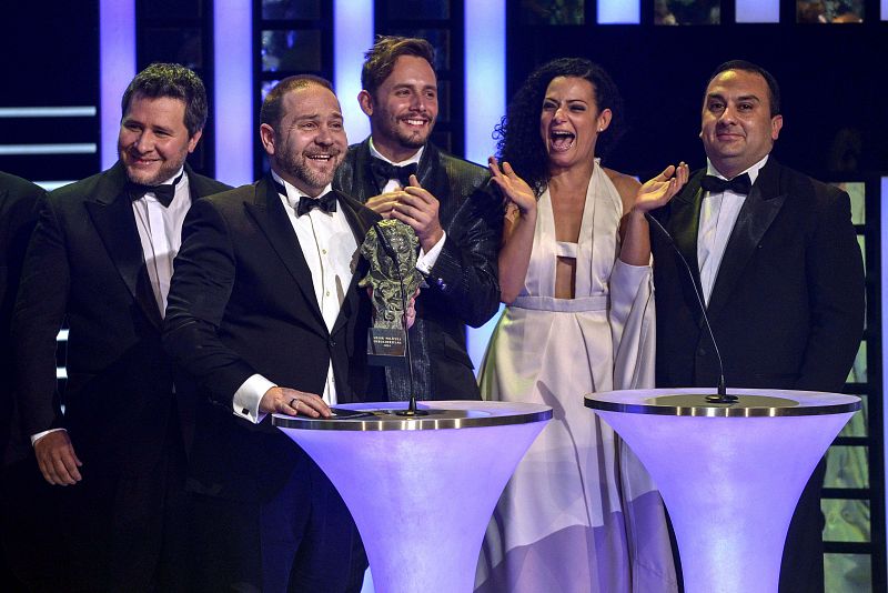 El director venezolano Miguel Ferrari y su equipo han recibido el Goya a la Mejor Película Iberoamericana por 'Azul y no tan rosas'.