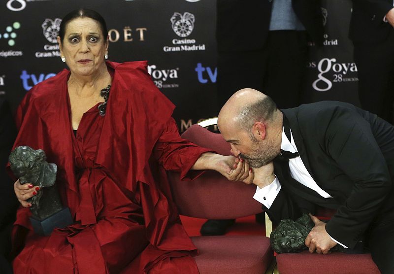 Javier Cámara sorprende con el gesto de un beso en la mano a la actriz Terele Pávez.s ceremony in Madrid