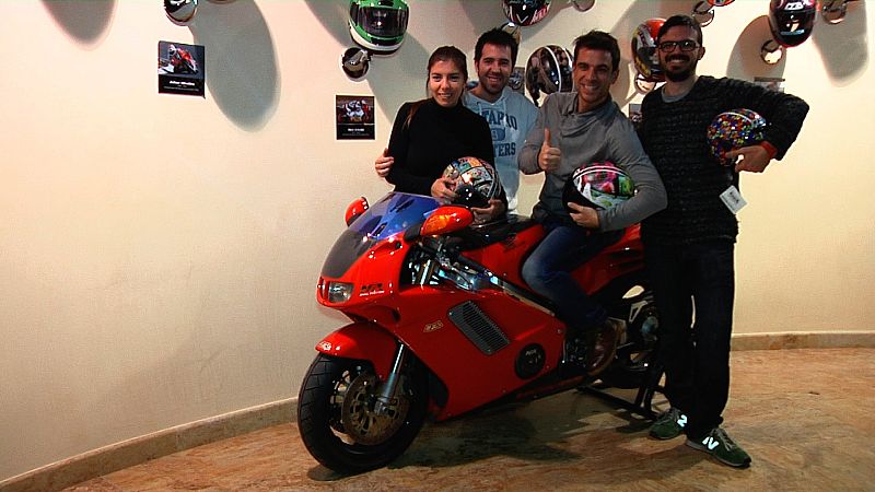 ¿Cómo se hace un casco de moto?