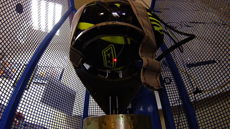 ¿Cómo se hace un casco de moto?