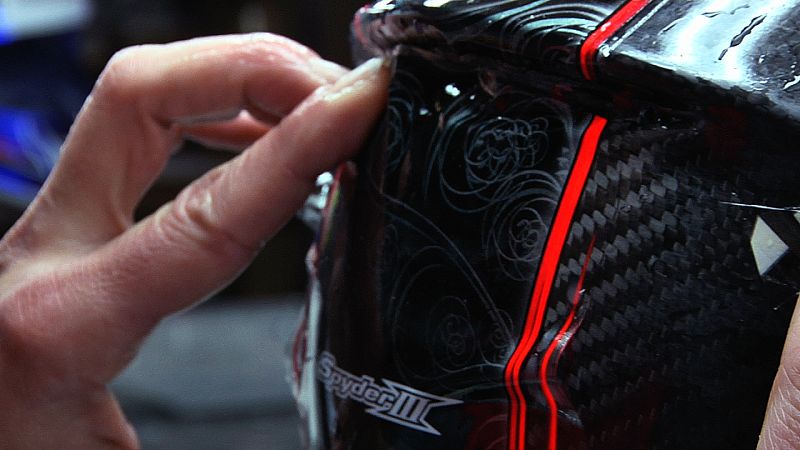 ¿Cómo se hace un casco de moto?