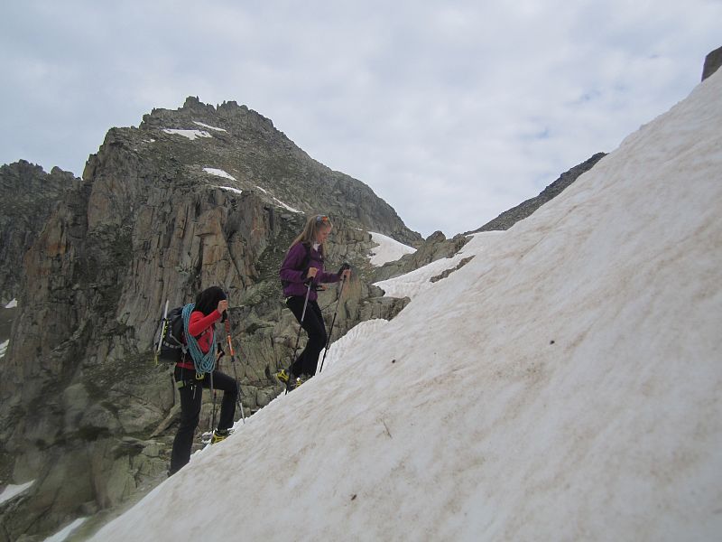 Edurne escoltando a Judit Mascó en una rampa de nieve muy vertcal