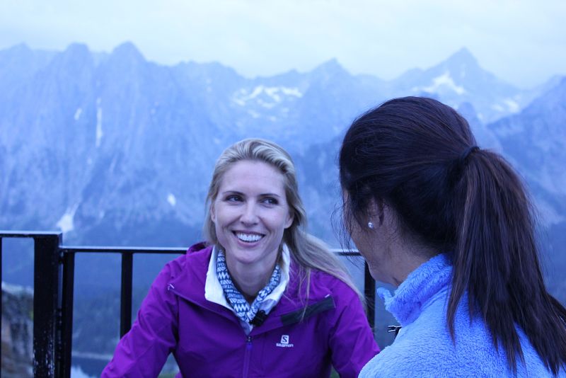 Conversando en la terraza del refugio d'Amitges