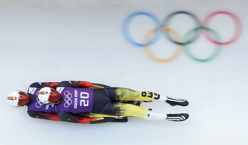 Los alemanes Tobias Arlt y Tobias Wendl, durante su descenso en la prueba de luge