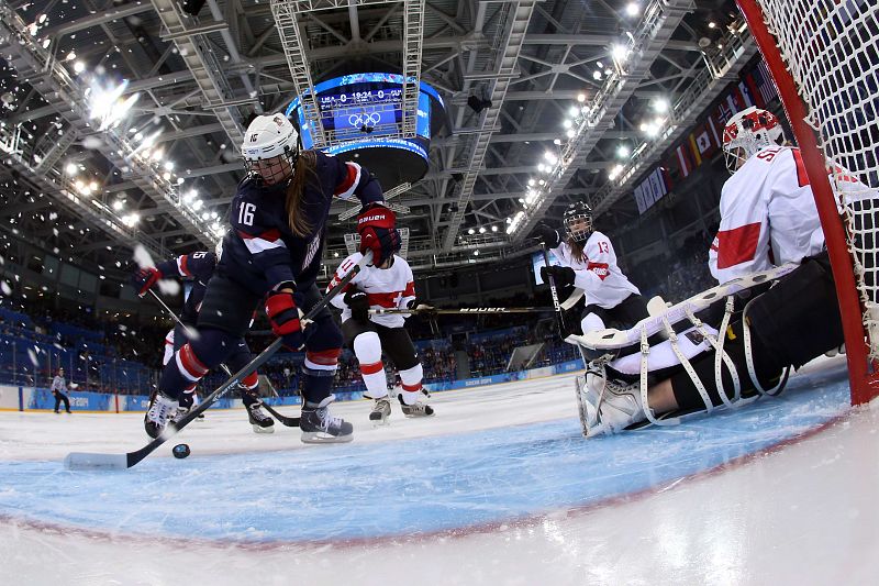 La estadounidense Kelli Stack se dispone a tirar a puerta en el partido de hockey ante Suiza