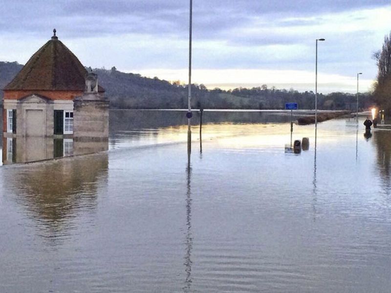 Fotografía facilitada por el Departamento de Policía de Surrey Roads que muestra el nivel de las aguas del río Támesis, en Egham, cerca de Londres