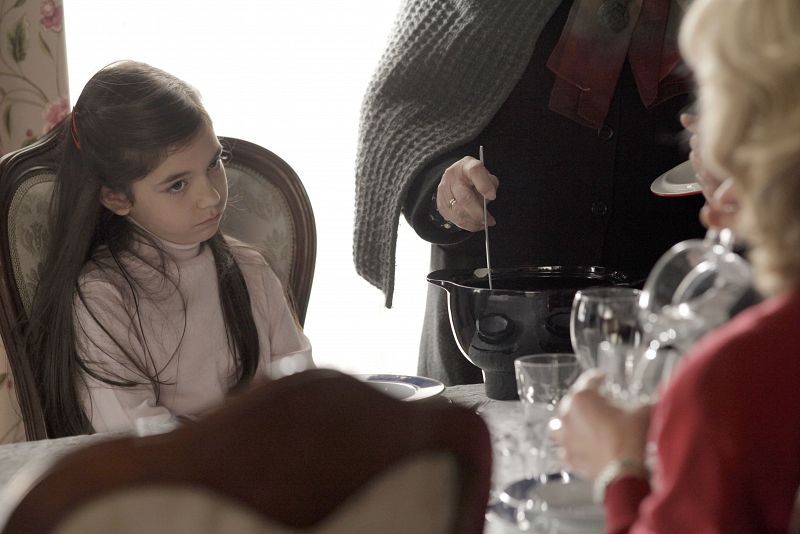 A pesar de que su madre intenta quitarle hierro al asunto, la niña se queda bastante triste.